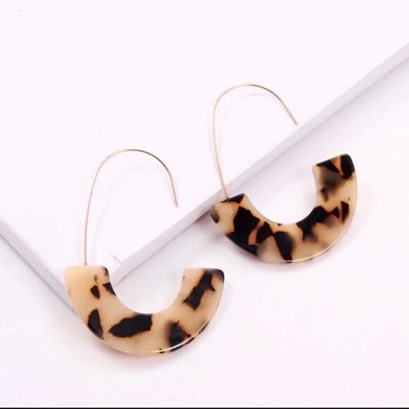 Tortoise Print U Shaped Earrings - Picture 1 of 3